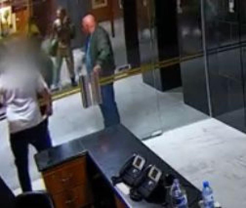 URGENTE: Imagens exclusivas mostram membros do GSI de Lula e até ministro do governo petista abrindo portas para facilitar entrada de invasores no 8 de janeiro