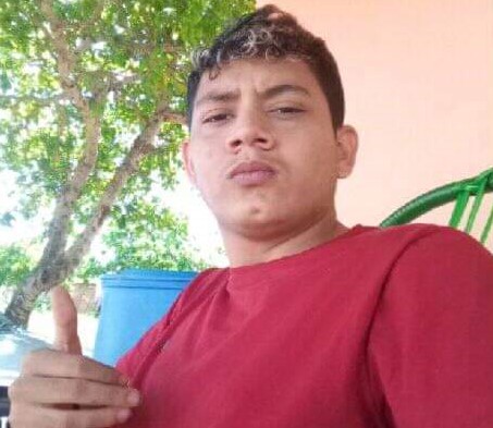 Jovem saiu de sua residência com o objetivo de adquirir açaí, porém foi encontrado sem vida próximo à sua motocicleta em Areia Branca