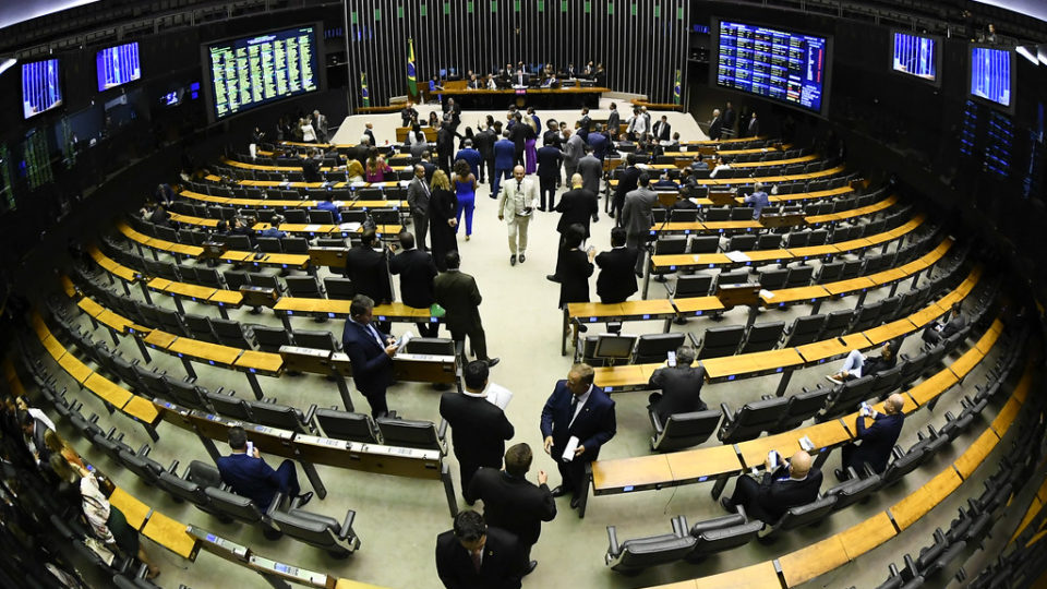 Congresso aprova reajuste para servidores e piso da enfermagem