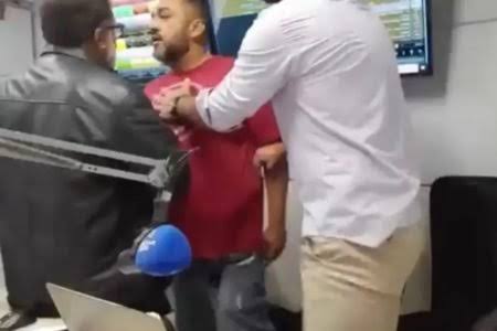 REVOLTANTE: Homem invade estúdio de rádio e mete a porrada em jornalistas ao vivo; VEJA VÍDEO