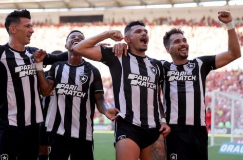 Botafogo vence Flamengo com um jogador a menos e vira líder do Brasileirão