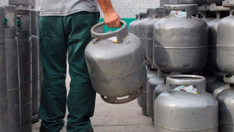 Pai dos pobres: Preço do gás de cozinha deve subir 12% com novo cálculo de imposto