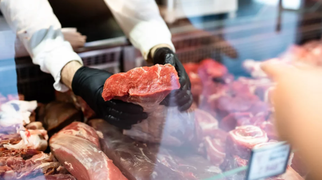 Ele vai quebra o Brasil: Exportações de carne bovina caem 25% em abril, diz Abrafrigo