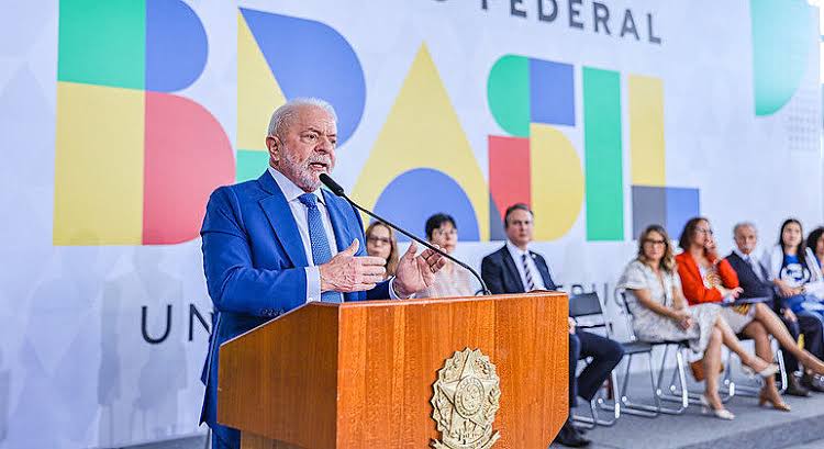Quase 500 mil famílias não recebem pagamento do Bolsa Família e governo Lula vive nova crise